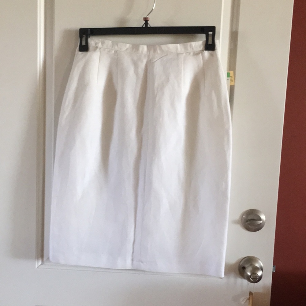 Women’s white lined pencil skirt.